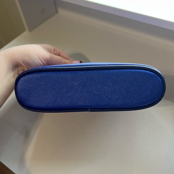 La Mer Vibrant Blue Cosmetic Bag with the La Mer Regenerating Serum Sample - Picture 6 of 9